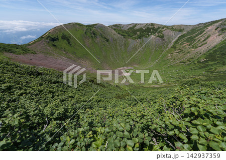 羊蹄山の火口全景と緑の斜面 羊蹄山の火口全景と緑の斜面 142937359