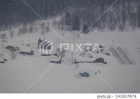 天狗山から見下ろす雪の集落（天塩川） 142937674