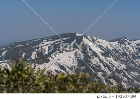 ピッシリ山の残雪の稜線と青空 ピッシリ山の残雪の稜線と青空 142937694