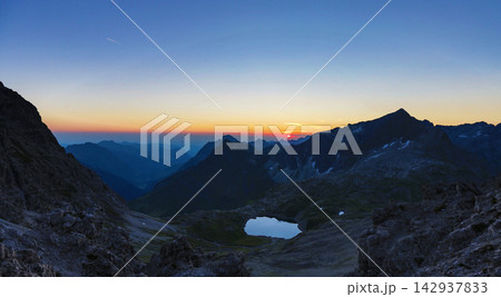sunrise in the mountains 142937833