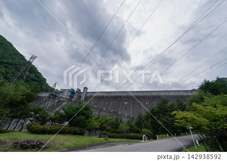 ダム 水力発電 発電所 送電線 電力インフラ コンクリート 森林 山 曇り空 エネルギー ダム 水力発電 発電所 送電線 電力インフラ コンクリート 森林 山 曇り空 エネルギー 142938592