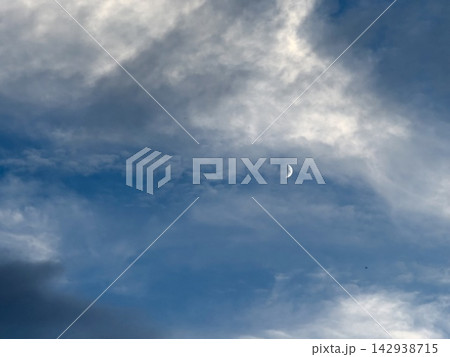 日に照らされた雲の間に浮かぶ三日月 日に照らされた雲の間に浮かぶ三日月 142938715