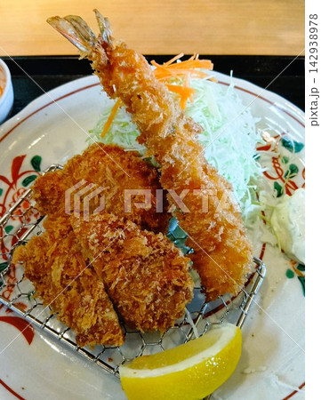 お皿に盛られたフィレカツとエビフライ お皿に盛られたフィレカツとエビフライ 142938978
