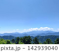 快晴の青空と連なる雄大な山並み 展望台から見渡す山岳風景 142939040