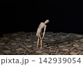 投資、お金に悩むイメージ 142939054