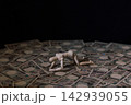 投資、お金に悩むイメージ 142939055