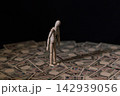 投資、お金に悩むイメージ 142939056
