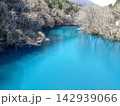 コバルトブルーに輝く美しい湖面と渓谷の森 神秘的で幻想的な自然風景 142939066