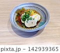 小鉢に盛り付けられたあん肝ポン酢 もみじおろしと青ネギを添えた冬の味覚おつまみ 142939365