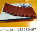 和風の角皿に並べられた一口サイズの羊羹 お茶請けと伝統の和菓子デザート 142939467