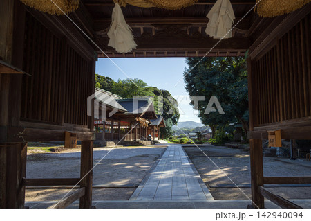 島根 揖夜神社 神門から境内を望む 142940094