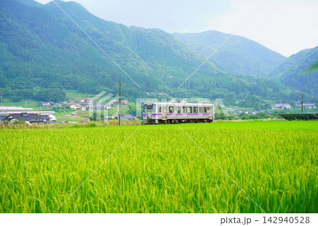 JR西日本 芸備線 キハ120形 気動車 1両編成 夏の水田と里山風景 JR西日本 芸備線 キハ120形 気動車 1両編成 夏の水田と里山風景 142940528