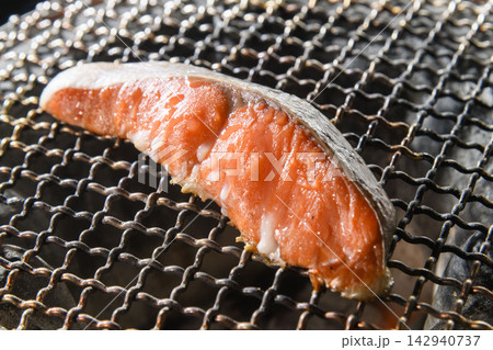 七輪の炭火で焼く鮭の切り身、香ばしく仕上がった焼き魚 142940737