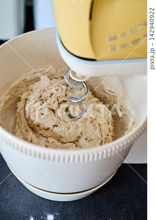 Stand mixer kneading dough in a bowl 142940922