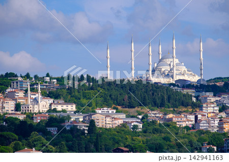 Grand Chamlica Mosque on the Hills of Uskudar, Istanbul, Turkey 142941163