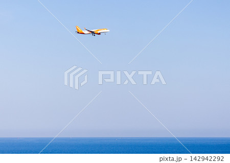 真夏の南フランスのニースの海と着陸する旅客機 142942292