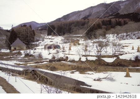 雪の残る大内宿周辺の田園風景と山並み 雪の残る大内宿周辺の田園風景と山並み 142942618