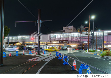 夜の駅前広場と整備工事中の路面電車軌道 夜の駅前広場と整備工事中の路面電車軌道 142942752