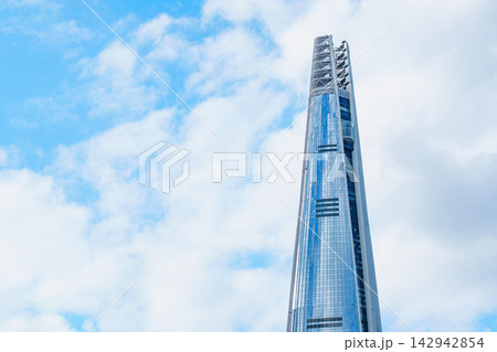 Seoul, South Korea - Sep. 18, 2026 : Lotte World Tower reaching into the clear blue sky with white clouds in Seoul, South Korea 142942854