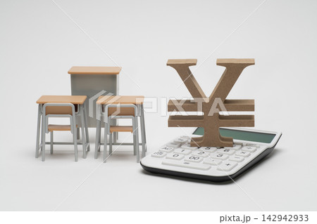 学校教育にかかる学費や教育費を電卓で計算するイメージ 学校教育にかかる学費や教育費を電卓で計算するイメージ 142942933