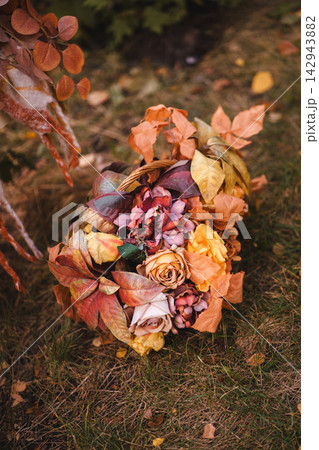 Autumn Basket with Dried Flowers and Leaves Autumn Basket with Dried Flowers and Leaves 142943882
