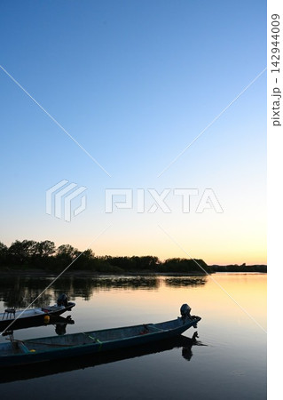夕暮れの阿賀野川と船のシルエット(新潟県阿賀野市) 夕暮れの阿賀野川と船のシルエット(新潟県阿賀野市) 142944009