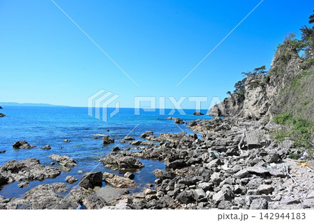 夏の笹川流れに広がる青い日本海と奇岩(新潟県村上市) 夏の笹川流れに広がる青い日本海と奇岩(新潟県村上市) 142944183