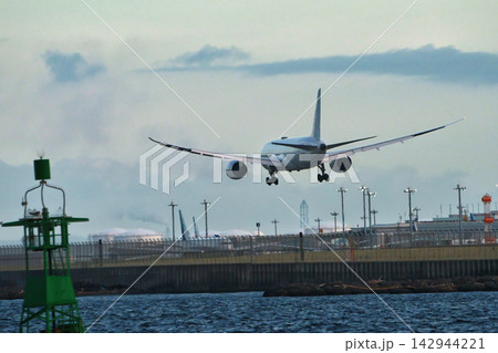 羽田空港へ着陸する旅客機の後方風景 142944221