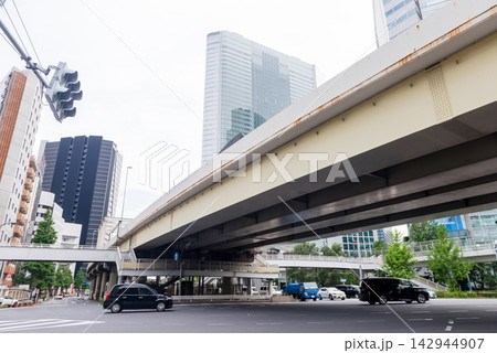 蓬莱橋から望む汐留や新橋方面の街並みとビル群 都市インフラとオフィス街の風景 蓬莱橋から望む汐留や新橋方面の街並みとビル群 都市インフラとオフィス街の風景 142944907