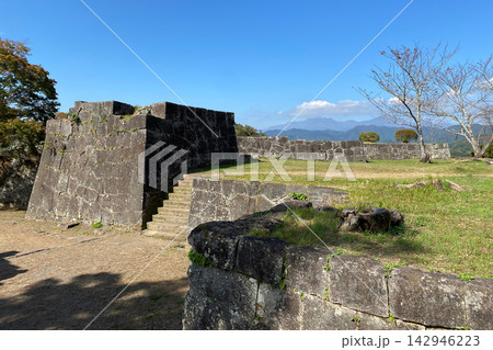 岡城址から紅葉と山並みの眺望 岡城址から紅葉と山並みの眺望 142946223