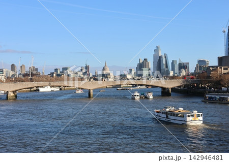 London skyline with bridges and river boats 142946481