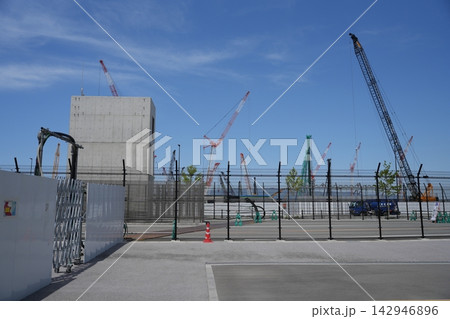 大規模建設現場のある都市風景 大規模建設現場のある都市風景 142946896
