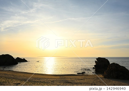 夏の夕暮れに染まる笹川流れの海岸(新潟県村上市) 夏の夕暮れに染まる笹川流れの海岸(新潟県村上市) 142946940