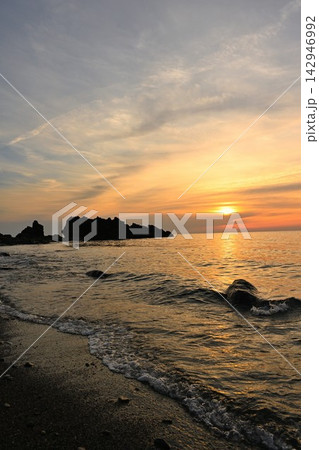 水平線に夕日が沈む笹川流れの夏景色(新潟県村上市) 水平線に夕日が沈む笹川流れの夏景色(新潟県村上市) 142946992