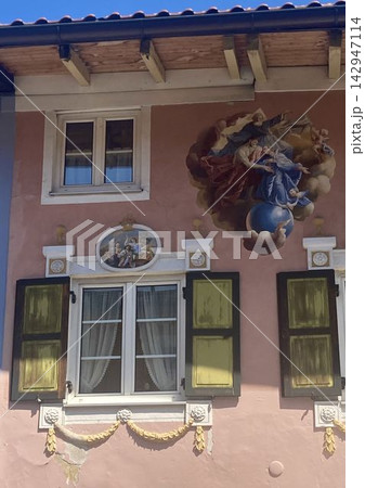 Traditional religious Lueftlmalerei fresco painting on a house wall in Mittenwald, Bavaria, Germany Traditional religious Lueftlmalerei fresco painting on a house wall in Mittenwald, Bavaria, Germany 142947114