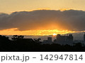 雲の隙間から見える夕日 142947814