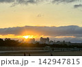 沈みゆく夕日 142947815