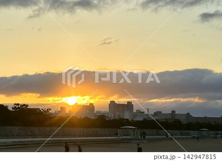 沈みゆく夕日 142947815