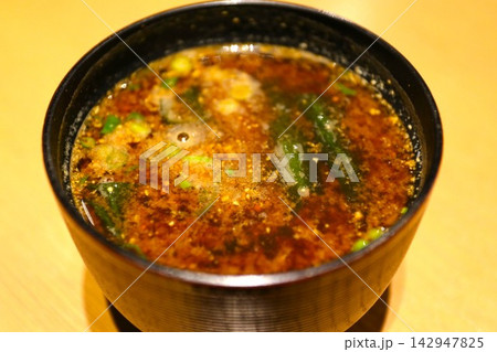 赤味噌を使った味噌汁 赤味噌を使った味噌汁 142947825
