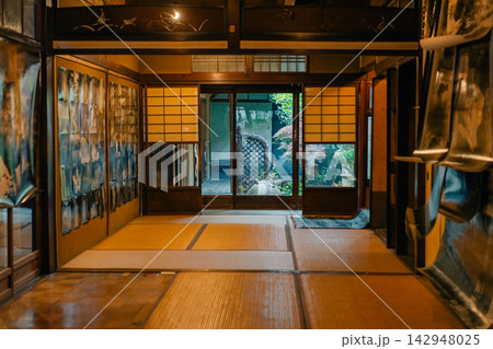 Interior of a traditional Japanese Machiya wooden townhouse, featuring classic architecture, sliding shoji doors, and tatami flooring in a calm and minimalist style. kyoto japan - 1 oct 2025 142948025