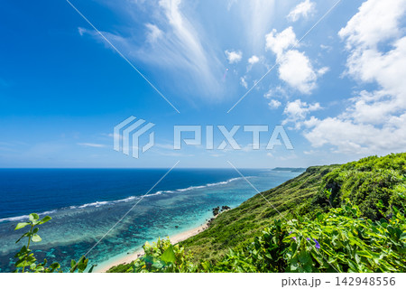 沖縄県宮古島の綺麗な海と青空 142948556