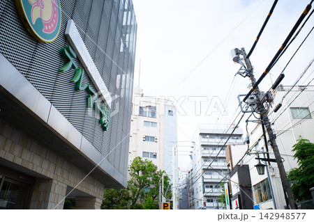 新宿の街並み 142948577