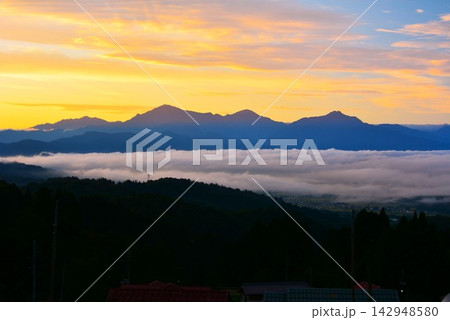 木沢雲海朝焼け・越後三山夜明け 木沢雲海朝焼け・越後三山夜明け 142948580