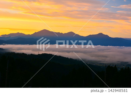 木沢雲海朝焼け・越後三山夜明け 142948581
