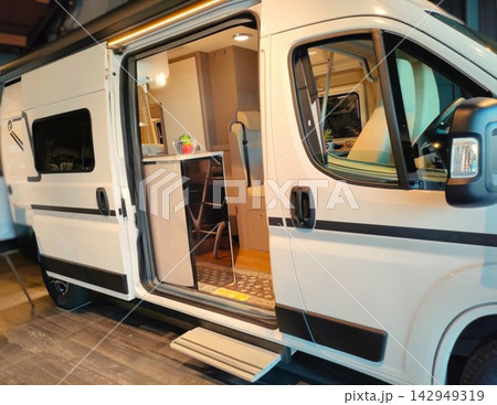 快適な車内空間を持つ白いキャンピングカー 142949319
