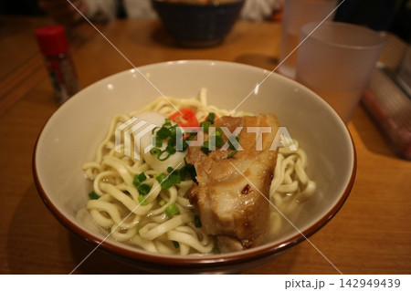 三枚肉が乗った沖縄そば 三枚肉が乗った沖縄そば 142949439