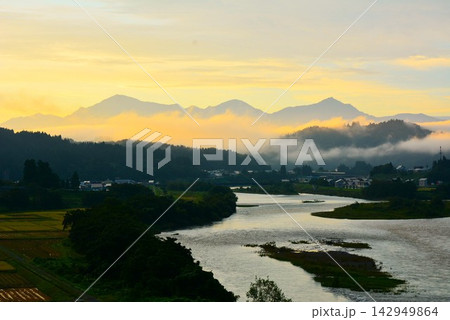 雲海朝焼けに染まる越後三山・大河信濃川夜明け 142949864