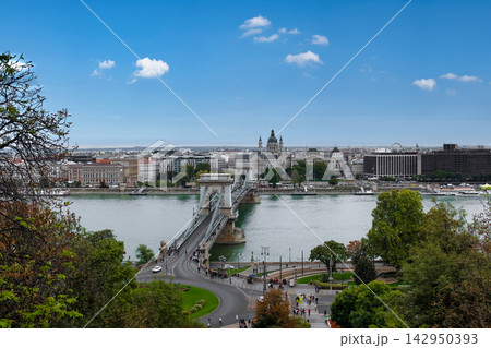 Budapest Chain Bridge and Parliament Building over the Danube River Budapest Chain Bridge and Parliament Building over the Danube River 142950393