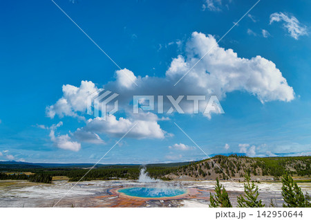 Grand Prismatic Spring in Yellowstone National Park, Wyoming, USA Grand Prismatic Spring in Yellowstone National Park, Wyoming, USA 142950644