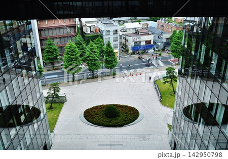 大学キャンパスの広場と周辺の街並み 大学キャンパスの広場と周辺の街並み 142950798